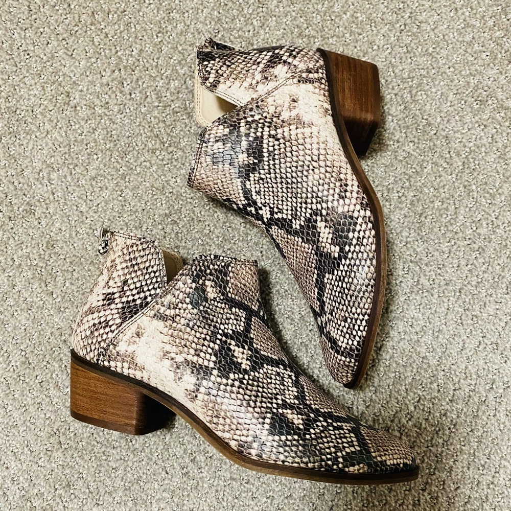 Dolce Vita Karsen Snake print Booties 🖤🤎